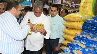 جولة ليلية لمحافظ الفيوم للتأكد من تطبيق مبادرة رئيس الوزراء بخفض الأسعار (صور)