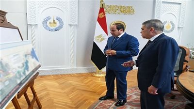 تفاصيل لقاء السيسي ورئيس هيئة قناة السويس (صور)