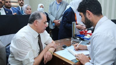 «المحامين» تنظم حملة للتبرع بالدم، وعلام أول المتبرعين دعمًا للشعب الفلسطيني (صور)