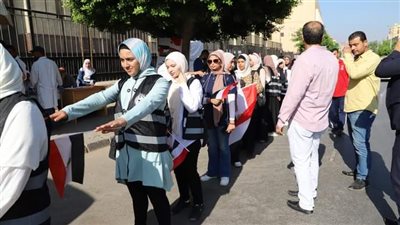 لليوم الخامس بالطابور، طلاب جامعة عين شمس يواصلون دعم الشعب الفلسطيني بالتبرع بالدم 