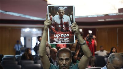 مجرم حرب، صحفيون يرفعون صور نتنياهو تنديدًا بجرائم الاحتلال ضد الشعب الفلسطيني (صور)