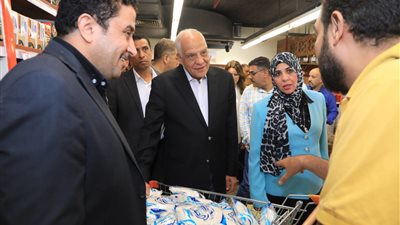محافظ الجيزة يتفقد السلاسل التجارية بالطالبية والهرم والعجوزة لمتابعه مبادرة تخفيض اسعار السلع 