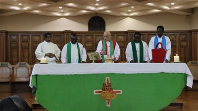  رئيس الكنيسة الأسقفية يترأس خدمة تثبيت ومعمودية