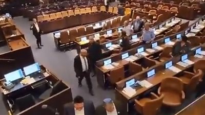 اجتماع الحرب، لحظة هرولة أعضاء الكنيست إلى الملاجئ هربًا من صواريخ المقاومة الفلسطينية (فيديو)