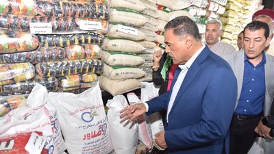  محافظ مطروح في جولة تفقدية للمرور على منافذ بيع السلع الغذائية (صور)