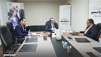 لعرض رؤيته الاقتصادية، حملة السيسي الانتخابية تستقبل زياد بهاء الدين