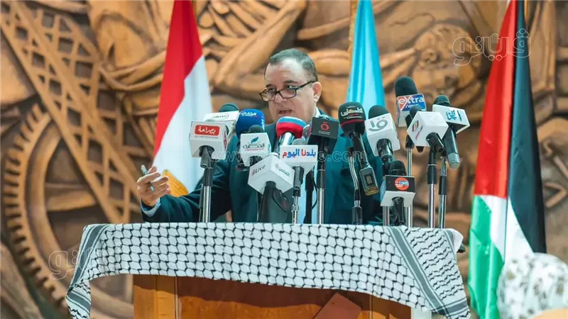 الكاتب الصحفي عزت