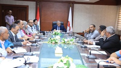 محافظ سوهاج يتابع الموقف التنفيذي لمشروع البنية التحتية للمناطق الصناعية