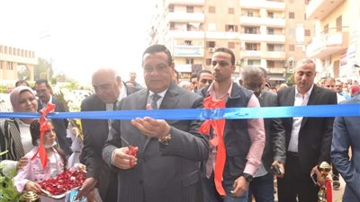 وزير التنمية المحلية يفتتح معرضا للسلع الغذائية بالبحيرة