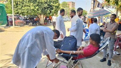رئيس جامعة أسيوط يتابع ميدانيًا حملة التبرع بالدم للشعب الفلسطينى