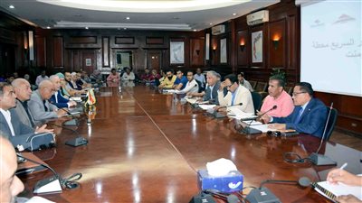 محافظ الأقصر يناقش مشروع شبكة القطار الكهربائي السريع