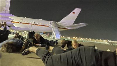 المستشار الألماني ينبطح أرضا خشية من صواريخ المقاومة في مطار بن جريون (صور)