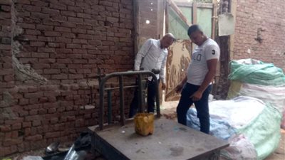 تحرير محاضر بيئة وإشغال للطريق العام لمخزن كرتون وخردة في إمبابة (صور)