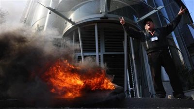 لبنانيون يضرمون النار بمكتب الأمم المتحدة في بيروت غضبا لمستشفى المعمداني