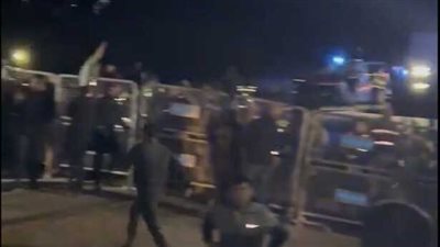 متظاهرون أتراك يحاولون اقتحام قاعدة كورجيك الأمريكية تنديدا بمجزرة مستشفى المعمداني (فيديو)