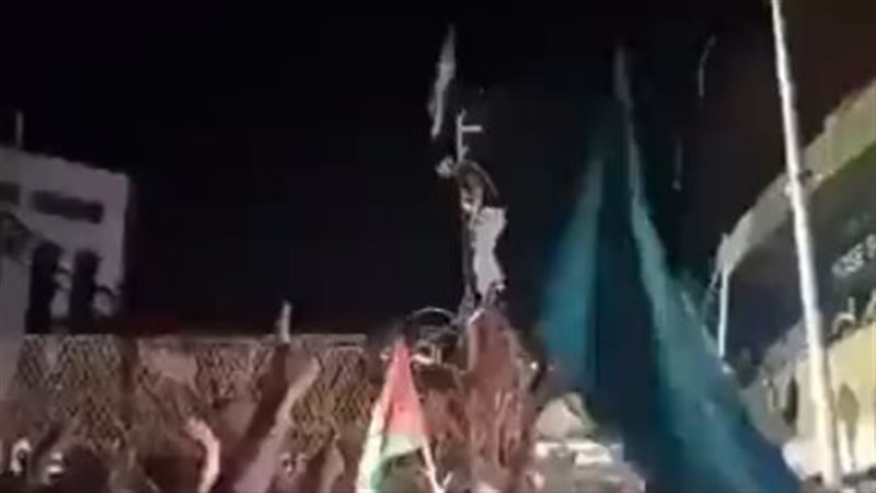 المتظاهرون يحاصرون