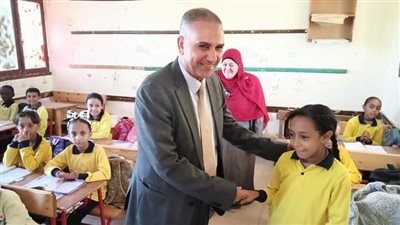 جولة مفاجئة لرئيس مركز الداخلة لمتابعة إنتظام العملية التعليمية في الوادي الجديد