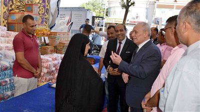 محافظ الأقصر يتفقد معرض السلع الغذائية لمتابعة تطبيق مبادرة تخفيض الأسعار 