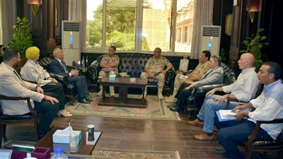 محافظ الأقصر يناقش كيفية الحصول على شهادة المطابقة للتراخيص وتوصيل المرافق 