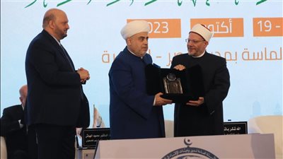 منح رئيس مسلمي القوقاز جائزة الإمام القرافي للتميز الإفتائي 