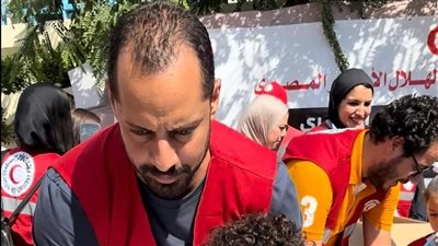 عمرو وهبة يتطوع في الهلال الأحمر المصري لدعم قلوبنا مع غزة