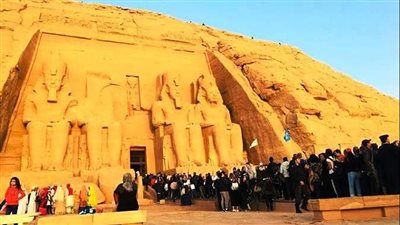 «أمن أبوسمبل» يحبط محاولة سائح دفن «رفات والدته» داخل المعبد