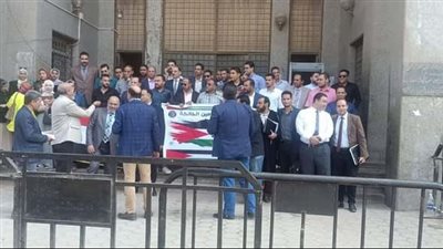محامو الخانكة ينظمون وقفة للتضامن مع الشعب الفلسطيني