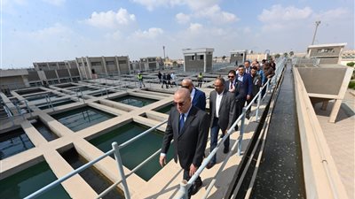 وزير الإسكان يتفقد محطة تنقية مياه الشرب بالعبور