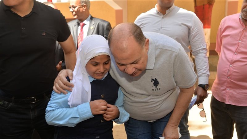 محافظ أسيوط بمدرسة