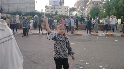 طفلة قنائية تجوب ميدان الساعة لدعم القضية الفلسطينية (فيديو)