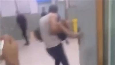 لسه فيها نفس يا عالم، فلسطيني يهرع إلى المستشفى حاملًا طفلة أصيبت في قصف بغزة (فيديو)