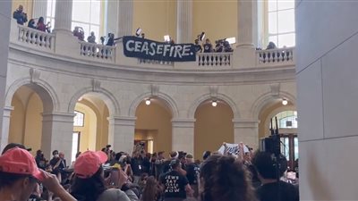 اقتحام مبنى الكونجرس الأمريكي بسبب أحداث غزة (فيديو)