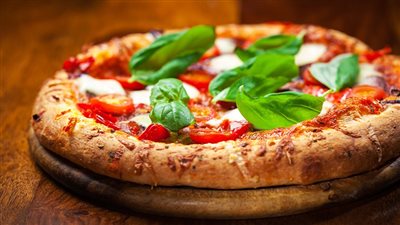 طريقة عمل البيتزا الإيطالية، بحشوات مختلفة 