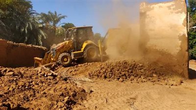 إزالة 5 منازل آيلة للسقوط بقرية الجديدة بالوادي الجديد