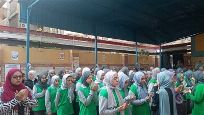 طلاب ومعلمون يقرأون الفاتحة على أرواح شهداء فلسطين بالمدارس (صور) 