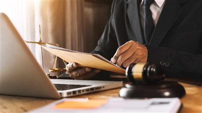 كسب جميع القضايا التي ترافع فيها، القبض على شاب انتحل صفة محامي في كينيا 