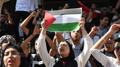 طلاب جامعة القاهرة يرددون دعاء بنصرة الشعب الفلسطيني (فيديو وصور)