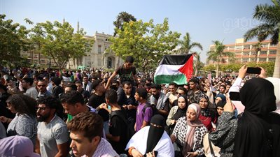 طلاب جامعة عين شمس يؤدون صلاة الغائب على شهداء فلسطين (فيديو) 