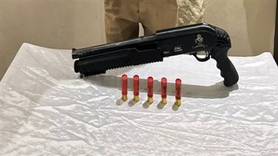 ضبط تشكيل عصابي بتهمة حيازة بنادق وذخيرة ومخدرات بنجع حمادي