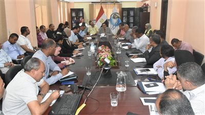 رئيس مجلس إدارة شركة مياه الشرب بالأقصر يوجه بضرورة انضباط العاملين