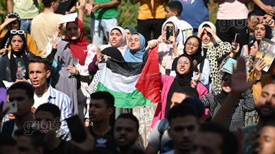 طلاب جامعة القاهرة يرددون هتاف: «مش هنسلم مش هنبيع مش هنوافق على التهجير»