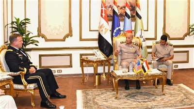 وزير الدفاع خلال لقائه قائد القيادة المركزية الأمريكية: لابد من تعزيز الجهود لدخول المساعدات لغزة