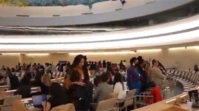 موقف محرج للسفيرة الأمريكية أثناء حديثها عن حقوق الإنسان بالأمم المتحدة (فيديو)