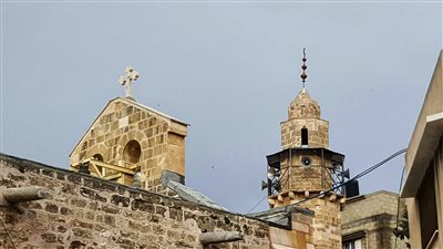 بنيت منذ ١٦٠٠ سنة.. معلومات عن كنيسة الروم الأرثوذكس التي شهدت مجزرة على يد الاحتلال (انفوجراف)