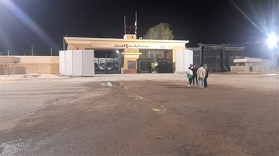 تمهيدا لدخول الشاحنات إلى غزة، إزالة الحواجز الأسمنتية من أمام بوابات معبر رفح البري (صور)