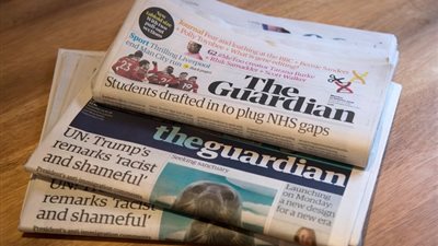 صحيفة بريطانية تقيل رسام كاريكاتير شهير كشف خطة نتنياهو لتهجير سكان غزة إلى سيناء بصورة