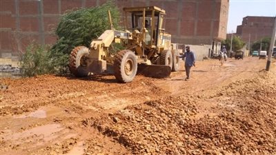 بدء فرش التربة الزلطية بطرق القوصية أسيوط تمهيدًا لرصفها ضمن الخطة الاستثمارية