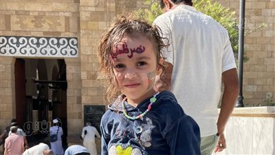 طفلة تتزين بكتابة عبارة «النصر لفلسطين» بساحة الجامع الأزهر