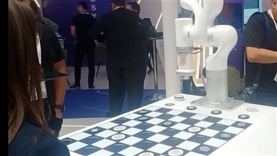 روبوت ذكاء اصطناعي يلعب الشطرنج مع زوار معرض جيتكس (فيديو)