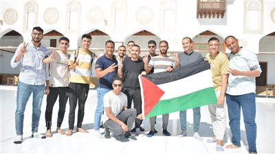 علم فلسطين يتصدر المشهد بساحة جامع الأزهر قبل صلاة الجمعة (صور)